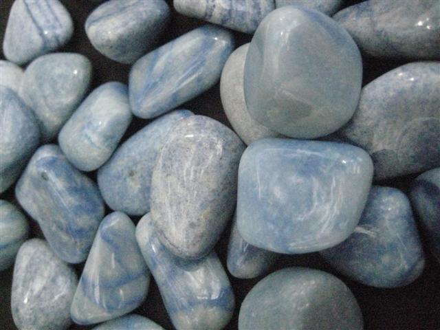Blue quartz tumbled, reduces problems with scattered mind 1087